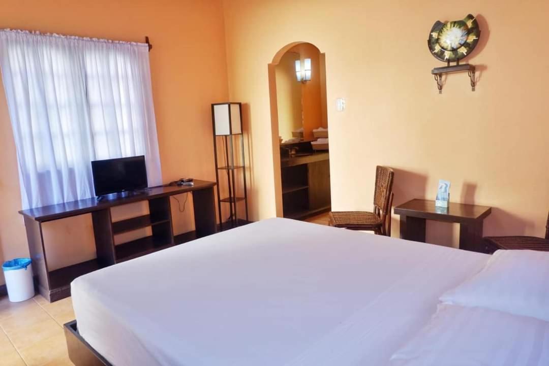 Puesta Del Sol Beach Bungalows And Restobar Mambajao Ngoại thất bức ảnh